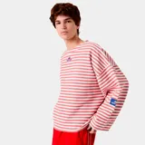 Buzo de manga larga con corte boxy, tejido de punto a rayas horizontales rojas y blancas. Presenta un logo bordado en el pecho y un parche con logo en la manga.