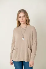 Sweater celeste de lana y viscosa, de corte holgado, con cuello redondo y bolsillos frontales.