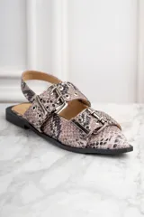 Chatitas con estampado de piel de serpiente, con puntera fina y dos correas con hebillas plateadas.