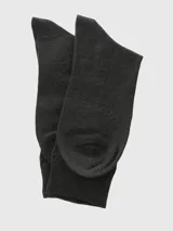 Calcetín formal de largo medio, color gris oscuro (charcoal), con el logo de Hush Puppies tejido en la caña.