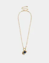 Collar corto con cadena de perlas de río, dije de corazón azul con detalle de ojo turco, dije de caracol dorado y dije redondo dorado con textura.