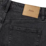 Pantalón de jean negro de corte recto, con cinco bolsillos y calce amplio en muslo y rodilla.