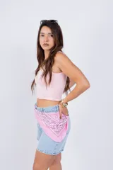 Musculosa corta color marrón con escote redondo.