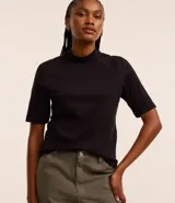 Remera negra de algodón con cuello alto en punto roma y mangas cortas.