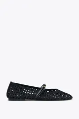 Zapato plano tipo bailarina color negro, con capellada trenzada y tira sobre el empeine con hebilla dorada.