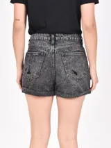 Short de jean negro con efecto lavado, tiro alto, corte recto y detalles rotos.