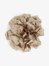 Broche en forma de flor, color dorado, que también puede ser utilizado como pin.
