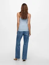 Musculosa celeste acanalada de algodón orgánico con cuello redondo.