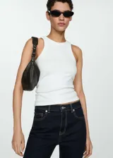 Pantalón de jean azul oscuro, de corte flare y tiro alto, con cinco bolsillos y trabillas para cinturón.