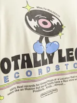 Camiseta color crema de manga corta y cuello redondo con estampado en la espalda de un disco de vinilo con pies y el texto "Totally Legi Record Store".