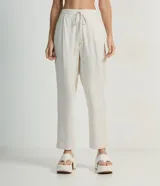 Pantalón fluido color crema, confeccionado en viscolino, con cintura elástica y lazo ajustable.