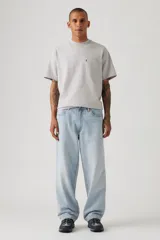 Pantalón de jean celeste, corte holgado, tiro medio, con bolsillos delanteros y traseros.
