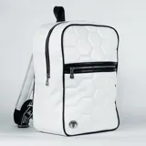 Mochila blanca con diseño de hexágonos acolchados, detalles en negro y logo metálico plateado.