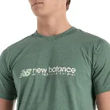 Camiseta verde con logo de New Balance estampado en el pecho.