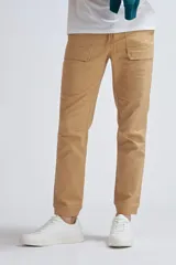 Pantalón cargo jogger color maíz claro, con bolsillos laterales y ajuste con cordón en la cintura.