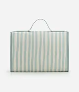 Neceser tipo hotel con estampa de rayas verticales en tonos celeste y blanco. Cuenta con asa superior, cierre con solapa y gancho metálico dorado para colgar. Decorado con aplique de estrella de mar dorada.