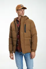 Campera puffer color marrón con capucha no desmontable, cierre frontal con cremallera y botones a presión, bolsillos laterales y bolsillo en el pecho con cierre.