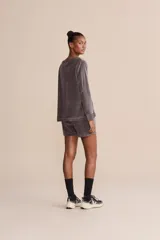 Short gris de tejido frosty con textura plush, cintura media con ajuste mediante amarre y bolsillos laterales funcionales.