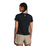 Remera deportiva Under Armour Launch para mujer, color negro, de corte clásico y mangas cortas.