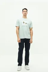 Remera verde agua de manga corta con estampado de dos fotografías en el frente.