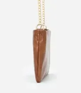 Billetera rectangular color celeste, confeccionada en cuero sintético, con cierre de cremallera y correa de cadena plateada.
