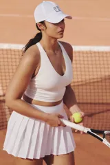 Top deportivo blanco acanalado confeccionado con tejido DryMove™ que ayuda a absorber el sudor. Presenta breteles anchos, espalda nadadora y copas forradas con relleno extraíble. Sujeción media para ejercicio de intensidad moderada.