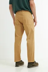 Pantalón color beige de corte recto, con bolsillos laterales y traseros.