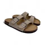 Sandalias de verano color beige con doble tira y hebillas plateadas.