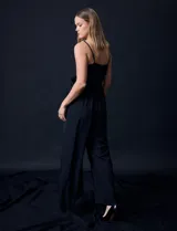 Enterito celeste de crepe marca Luxology, con escote en V cruzado, cintura elastizada, espalda en punto smock y tirantes con detalle de cadenas.