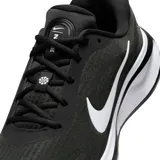 Championes Nike Journey Run negros con logo blanco. Capellada de malla engineered que brinda sujeción y transpirabilidad. Cuentan con acolchado extra en el talón y puntos suaves en lengüeta y cuello para comodidad prolongada gracias a la amortiguación ComfiRide. Su suela de goma proporciona agarre seguro en pavimentos variados y están fabricados con al menos 20 porciento de material reciclado.