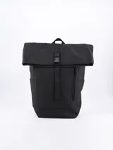 Mochila negra con cierre superior enrollable y hebilla de ajuste frontal. Tiene un asa de mano superior, correas de hombro acolchadas ajustables, bolsillo lateral con cierre y bolsillo lateral abierto.