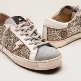 Zapatilla confeccionada en glitter plata, gamuza celeste y cuero vacuno blanco, con suela de caucho super confort.