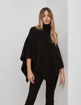 Poncho tejido color negro, con cuello polera y diseño de trenzas diagonales en el frente. Presenta un corte asimétrico en el ruedo.