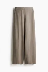Pantalón de vestir color gris topo, de tiro alto, corte amplio y largo hasta el tobillo. Confeccionado en tejido liviano de mezcla de lino y viscosa.