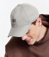 Gorra negra de sarga con ala curva y bordado frontal con las iniciales NY.