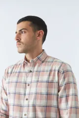 Camisa de hombre a cuadros color rosa, blanco y azul, de corte slim, manga larga, con bolsillo en el pecho y logo bordado.
