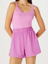 Short rosa con cintura elástica.
