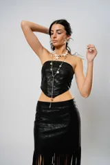 Top strapless negro de cuero sintético con corte irregular en el ruedo.