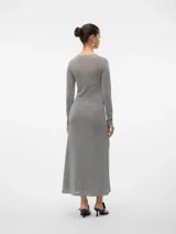 Vestido midi tejido color gris con brillo, de manga larga y cuello redondo.