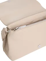 Cartera de mano Calvin Klein color beige claro, con textura de monograma en relieve. Diseño rectangular con solapa frontal de cierre magnético y correa fija para llevar al hombro. Presenta logo metálico plateado en la parte frontal.