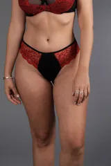 Bombacha de tiro alto, confeccionada en lycra y puntilla elastizada bicolor negra y roja.