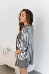 Remerón dorado de tul con mangas cortas y cuello redondo.