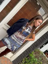 Collar con cadena plateada y dije de piedra nácar de tamaño mediano con engarce dorado.