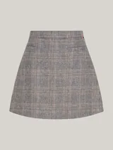 Minifalda gris con estampado de cuadros en tonos beige y negro, de corte evasé y largo a medio muslo.