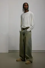 Pantalón de jean celeste con efecto desgastado, corte holgado, tiro bajo y cinco bolsillos.