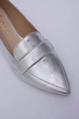 Mocasines color cobre con puntera fina y detalle de antifaz.