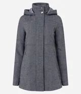 Saco largo de polivelour con textura espina de pez en tonos grises. Tiene cuello alto, capucha, cierre delantero con botón y cremallera, manga larga y bolsillos.