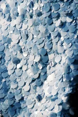 Minifalda rosada cubierta de lentejuelas, con forro interior y cierre lateral oculto.