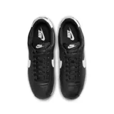 Championes Nike Cortez negros con logo blanco.