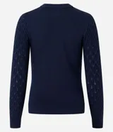Sweater azul marino de punto con textura de ondas, cuello redondo y mangas largas.